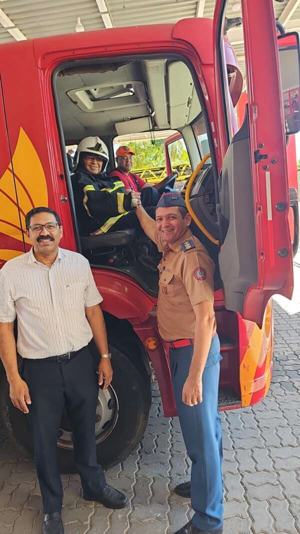 Idoso realiza sonho de infância e visita quartel do Corpo de Bombeiros